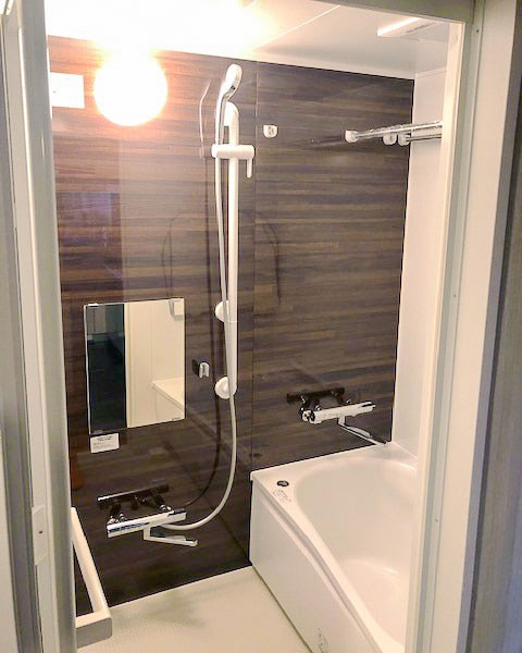 壁面の色柄切替でイメージを一新したリフォーム