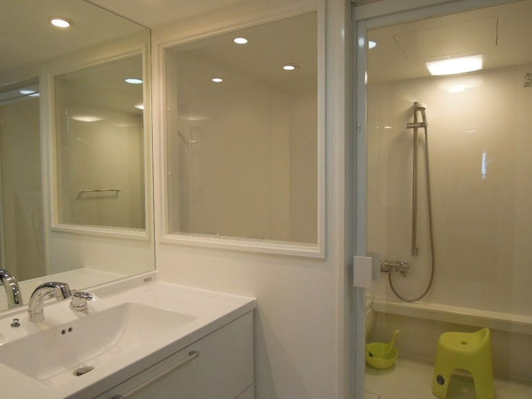 ガラス張りでホテルのような開放的なバスルーム