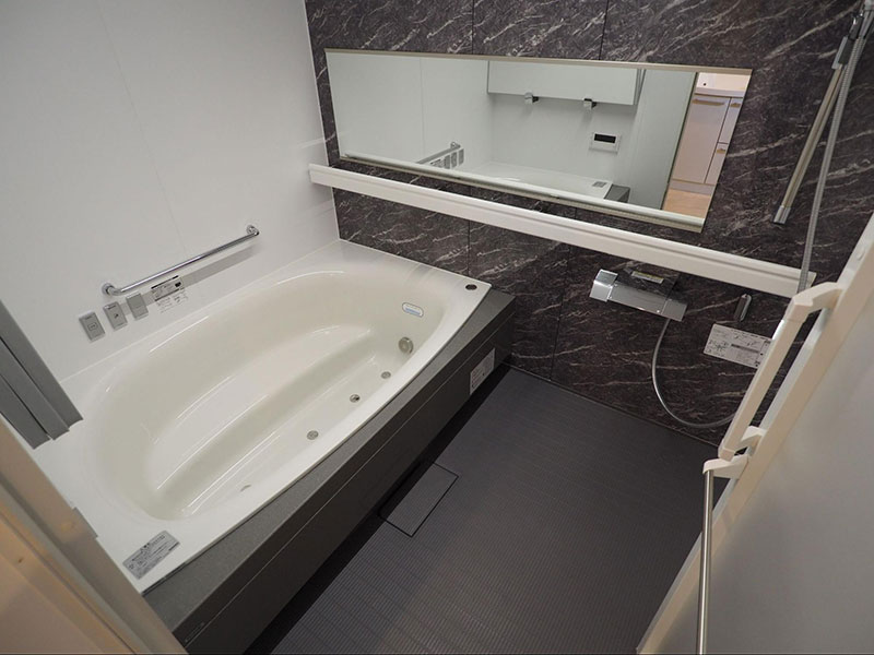 細長い浴室を広げて快適空間へ大規模リフォーム