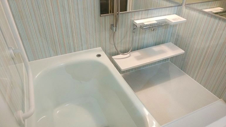 開放的な浴室とこだわりの壁柄で圧迫感を解消