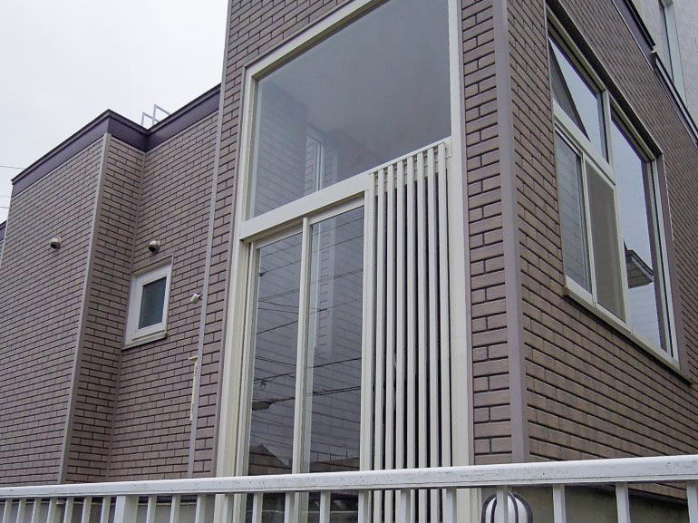 断熱ドアと玄関フードの二重対策で結露も解消