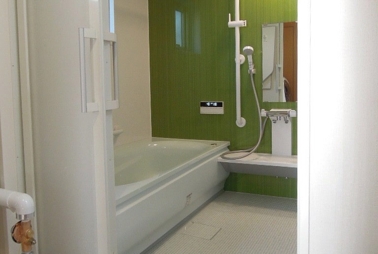 断熱材と暖房乾燥機で暖かいバスルームに