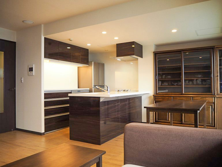 ペニンシュラ型で開放感を実現