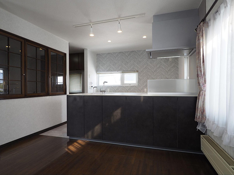 クリスタルカウンターが美しいオープンキッチン