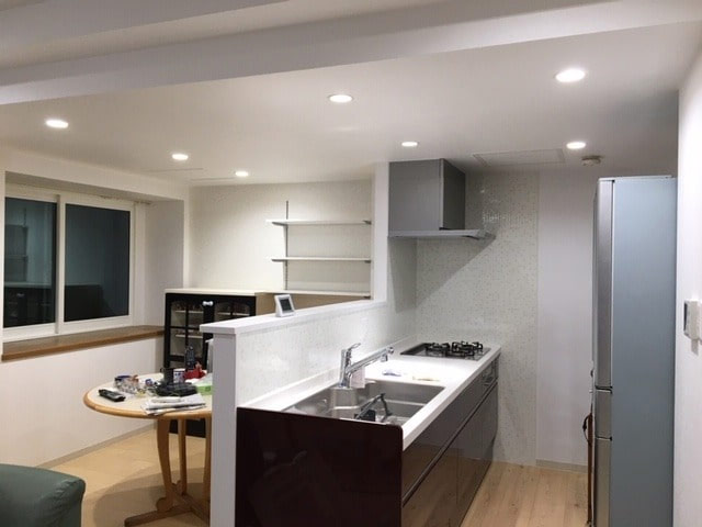 吊戸棚を撤去して開放的なキッチンに