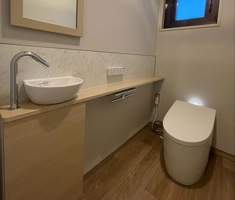 カウンター一体型の手洗いですっきりしたトイレに
