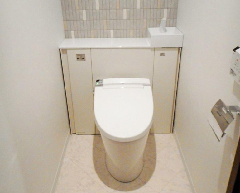 エコカラットで統一感のあるシンプルなトイレに