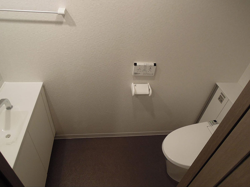 トイレと手洗いを一新!収納を増やしつつすっきりとしたデザインに