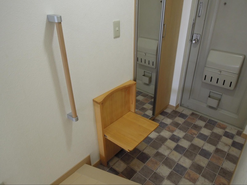 狭い玄関に折りたたみベンチと縦長収納を設置