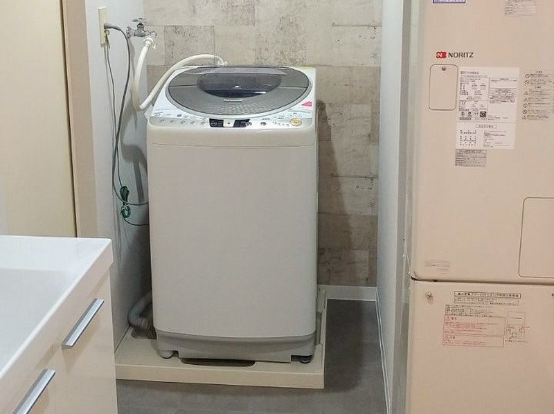 壁の撤去で脱衣スペースを確保、収納も大幅改善