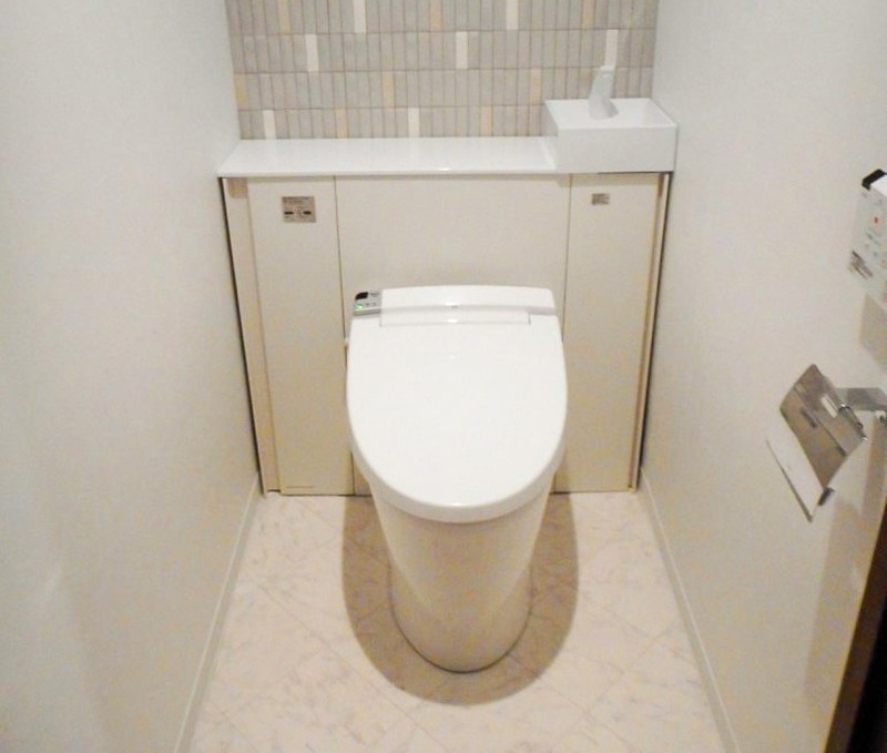 エコカラットで洗面室と統一感のあるシンプルなトイレへ