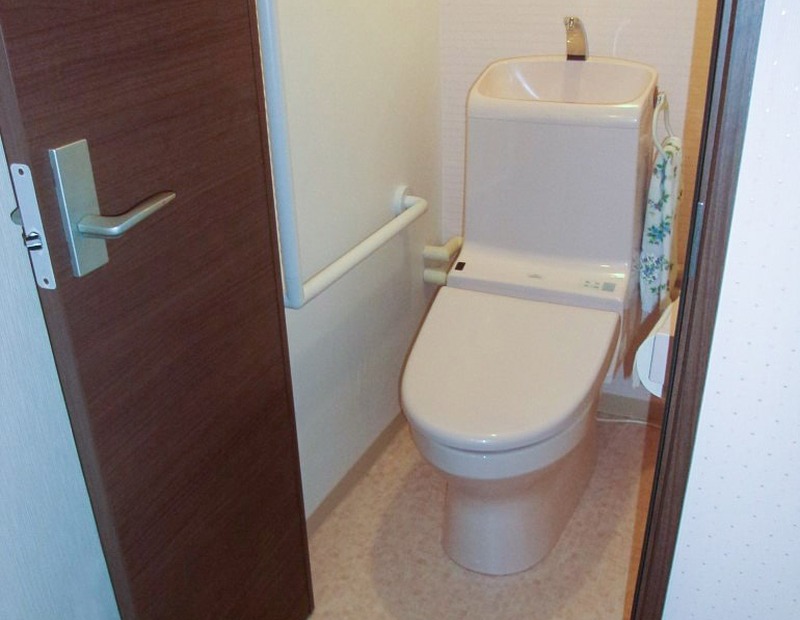 壁の解体と扉の変更でゆとりあるトイレへ