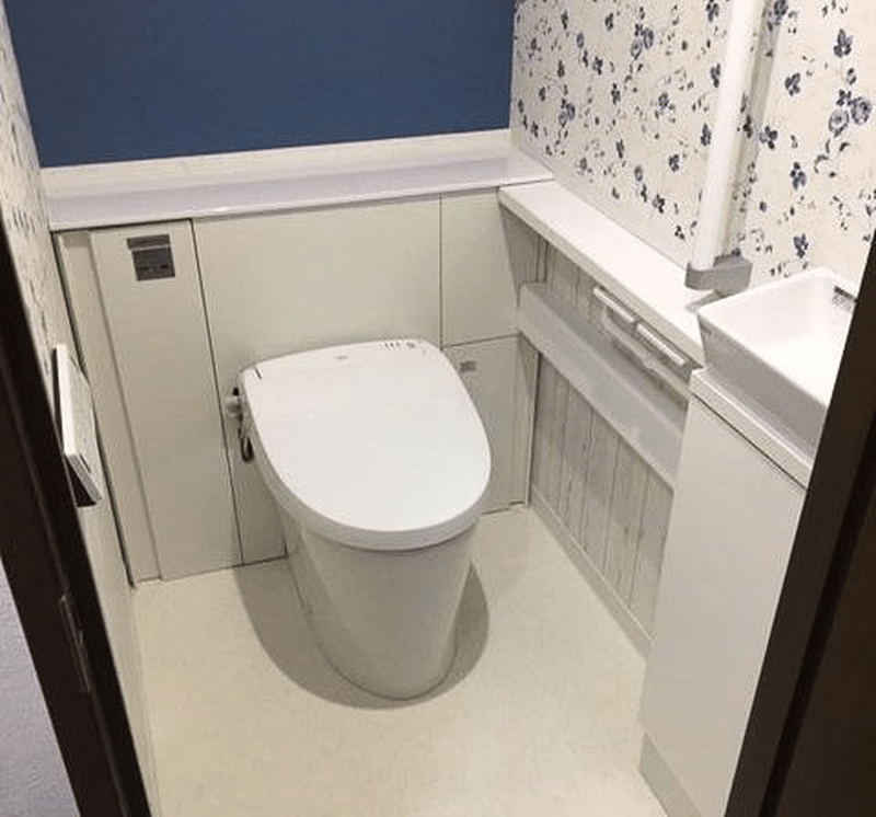間口の拡張と手洗い器を別設置、こだわりのトイレ空間に