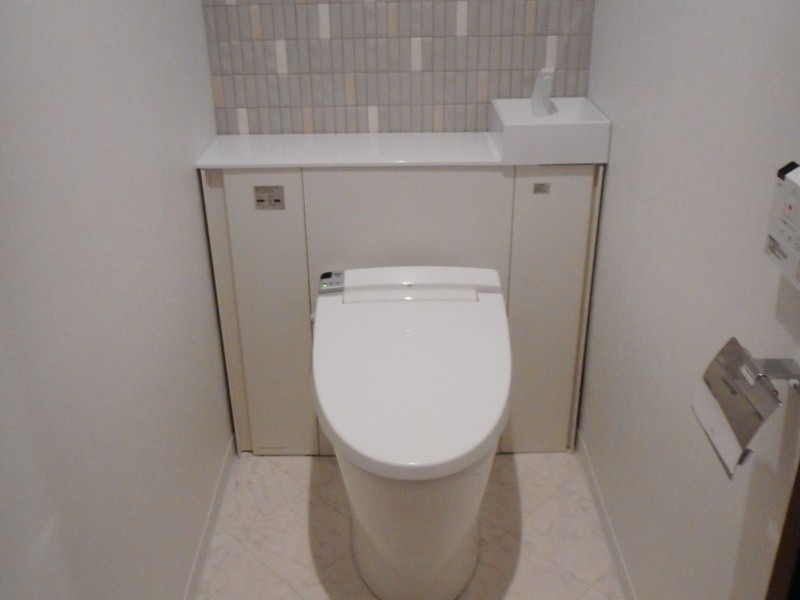 エコカラットで統一感のあるシンプルなトイレに